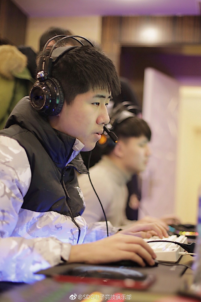 下载乐鱼体育APP-电竞选手如何提高技术：刻苦训练与经验积累