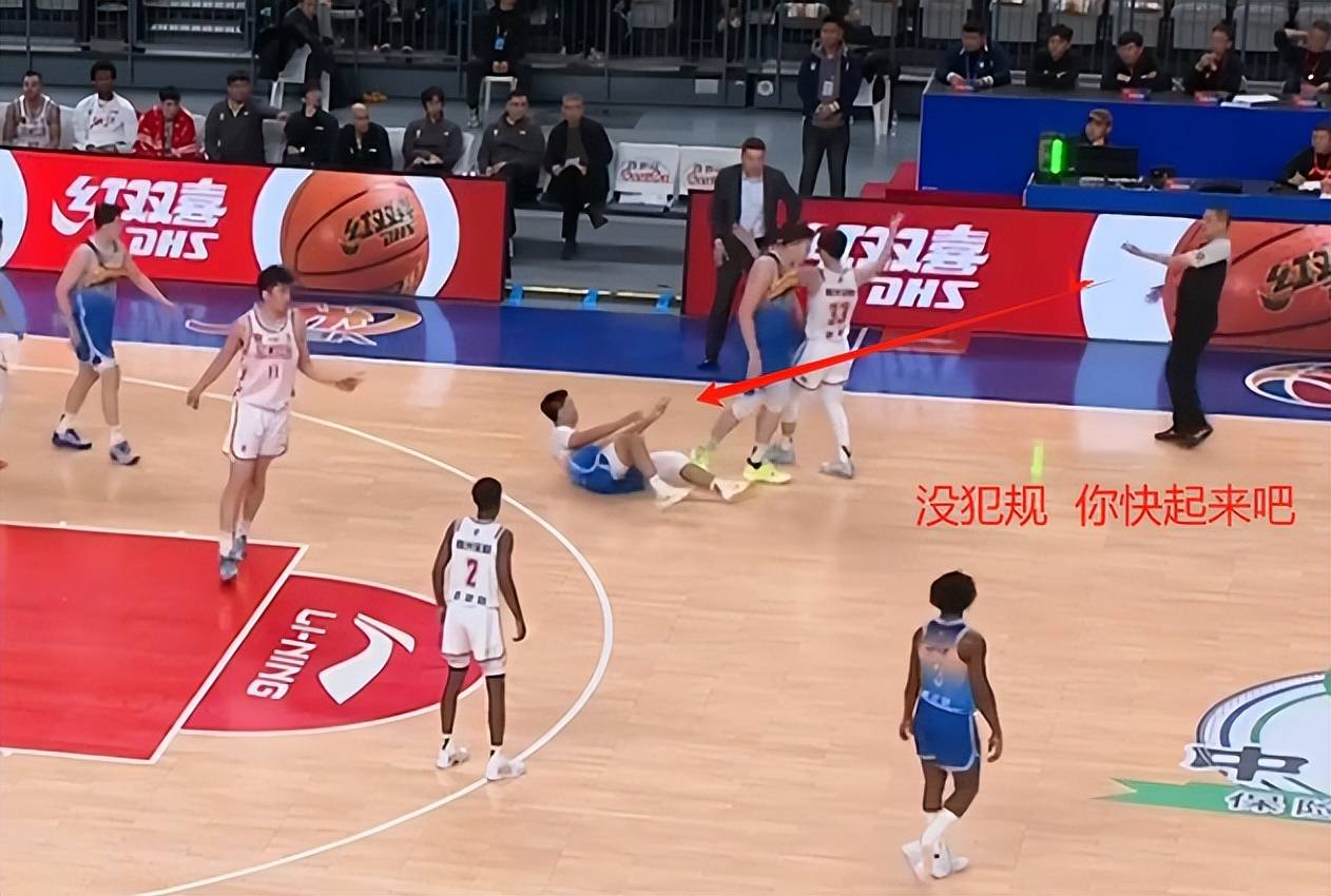 【规则深入】裁判如何应对比赛中的争议犯规？